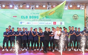 HLV Quốc Vượng nhờ Văn Quyến tư vấn khi dẫn dắt Hoà Bình FC