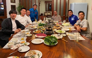 HLV Kiatisuk ăn cơm cùng bầu Đức, ‘bất lực’ nhìn con gái ốm