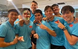 Tiến Linh được đồng đội tổ chức sinh nhật trước ngày xả trại