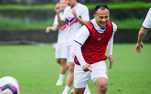 Trọng Hoàng nghỉ 8 tuần, thầy Park lo méo mặt