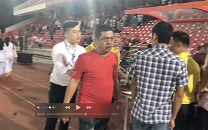 Trọng tài FIFA bị CĐV Hải Phòng nhổ nước bọt trên sân Lạch Tray