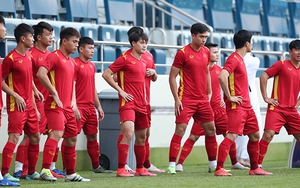 Văn Toàn tự tập ở nhà, Văn Thanh thể hiện tài đánh đàn