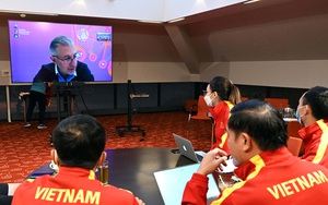 Tuyển futsal Việt Nam mặc áo đỏ trong trận gặp Brazil