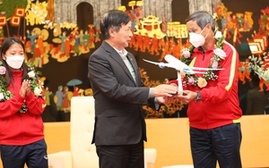 Dàn tuyển thủ nữ được chào đón nồng nhiệt tại quê nhà