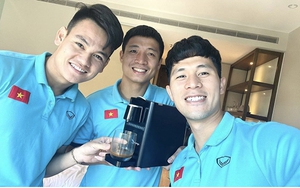 Bùi Tiến Dũng và con gái gọi điện mừng sinh nhật Đình Trọng qua mạng