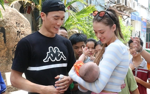 Mặc nguy cơ bị thanh lý hợp đồng, thủ môn Bùi Tiến Dũng cùng bạn gái người mẫu đi làm từ thiện