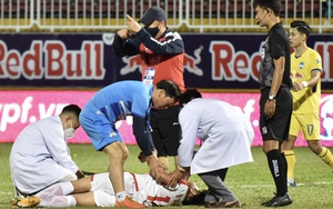 Tiền vệ Viettel nghi bị trật khớp vai như Duy Mạnh