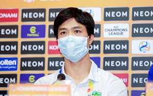 Công Phượng được vợ chụp ảnh, chỉnh ảnh khi đi du lịch