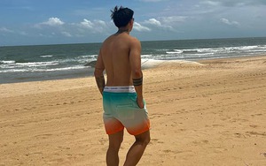 Văn Hậu khoe body trên biển sau đám cưới Bùi Tiến Dũng