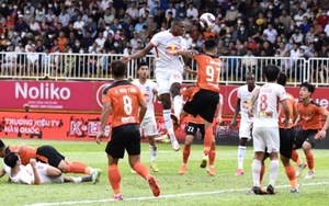 HLV Kiatisuk phê bình Văn Toàn vì dứt điểm kém