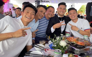 Quang Hải cùng bạn gái đến chúc mừng ngày vui của Tấn Tài