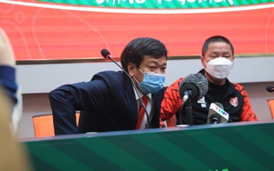 Hy hữu Chủ tịch CLB Hải Phòng vào dự họp báo sau trận