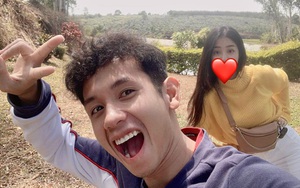 Hồng Duy đăng ảnh với bạn gái, hội tuyển thủ lập tức vào giục cưới