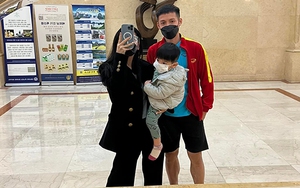 Hùng Dũng được vợ đến khách sạn đón sau trận thắng tuyển Trung Quốc