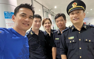 HLV Kiatisuk trở lại Việt Nam sau chuyến đi ‘nâng Cúp hụt’ cùng Liverpool