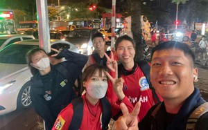 Hy hữu: Đội nữ Hà Nội phải đi bộ về trụ sở CLB vì tắc đường