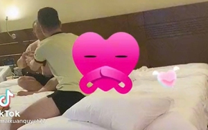 Trò cưng Tiến Linh mang pizza tận phòng cho thầy Park