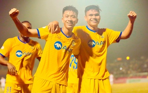 Cầu thủ HAGL chúc mừng Phan Văn Đức lập siêu phẩm