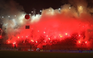 Cỏ sân Lạch Tray úa vàng không liên quan gì tới pháo sáng?