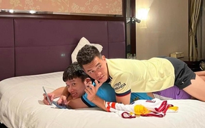 Hoàng Đức ‘thân mật’ quá mức cùng fan Arsenal