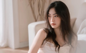 Phụ công tuyển bóng chuyền nữ Việt Nam ‘mỏng manh’ cùng váy lụa