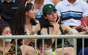 Người đẹp MC K+ ‘hâm nóng’ khán đài sân Vinh