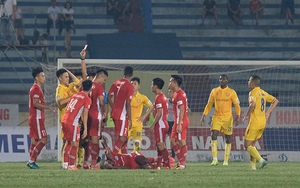 HLV Văn Sỹ nổi đoá vì trọng tài trận Nam Định – Viettel