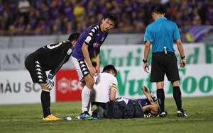 Bố Đình Trọng đập cửa sân Hàng Đẫy xin vào thăm con trai