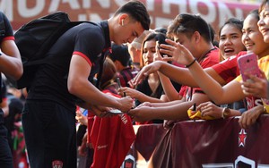 Văn Lâm nhận mưa lời chúc trong ngày sinh nhật tuổi 27