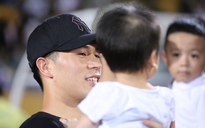 Con gái Bùi Tiến Dũng quấn quít bên Đình Trọng, Duy Mạnh