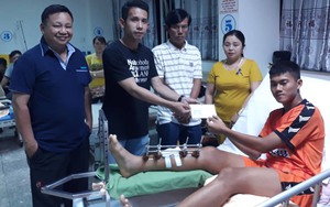 Tuyển thủ Việt Nam tặng tiền cho cầu thủ U19 bị gãy chân