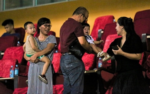 Được thầy Park âu yếm, con gái Bùi Tiến Dũng òa khóc