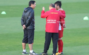 Vì sao HLV Park Hang Seo lại nói chuyện riêng với Quang Hải trên sân tập?