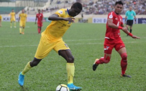 SLNA 0-0 B.Binh Dương: Trọng tài bị khán giả phản ứng dữ dội