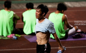 Tấn Tài gây kinh ngạc với cơ bụng hoàn hảo ở tuổi 36