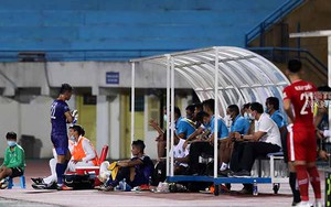 Tiến Linh không bắt tay HLV trưởng khi bị thay ra