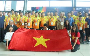 HLV Park Hang Seo cho U23 Việt Nam tập nhẹ ngay tại sân bay quốc tế Soekarno Hatta