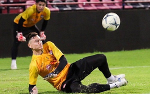 Văn Lâm được đồng đội hỗ trợ tập luyện, Văn Toàn suy tư trên sân tập