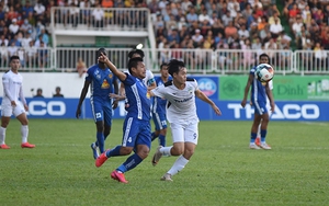 Văn Toàn gây bất ngờ với phong cách ‘ông già’