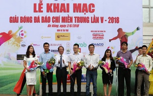 Viết báo giỏi, đá bóng cừ!
