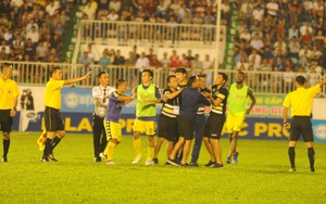 HLV HAGL 'chê' BHL Hà Nội FC, HLV Chu Đình Nghiêm từ chối dự họp báo