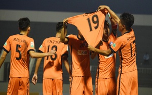 Hà Đức Chinh ghi bàn, giương áo Đỗ Merlo ăn mừng