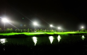 Trải nghiệm golf đêm hấp dẫn tại sân gôn trên đảo lớn nhất Miền Bắc