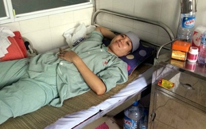 Nhói lòng giây phút vĩnh biệt con của hoa khôi đá cầu Huyền Trang