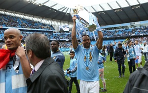 Cựu cầu thủ Man City sang Việt Nam cùng Cúp VĐ Ngoại hạng Anh