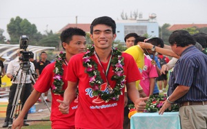 HÀI HƯỚC: Hết người, Bình Phước đưa thủ môn lên đá... tiền đạo