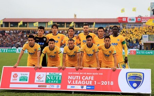 Thủ môn Tiến Dũng kiến tạo, đội bóng Công Vinh bại trận