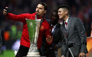 Ibrahimovic đến sân bằng xe điện, nhí nhảnh 'cướp show' chiến thắng của Man United