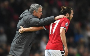 Mourinho 'mách nước', chỉ hướng sút để Blind đánh bại Svilar trên chấm 11m