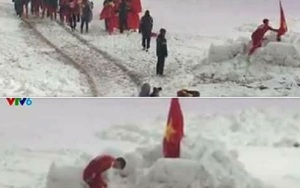 KHOẢNH KHẮC: Duy Mạnh cắm cờ Tổ quốc trên sân Thường Châu, cúi chào khi ra về